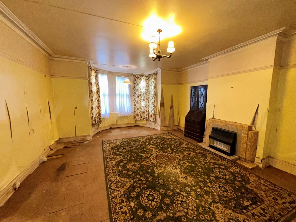 Lot: 149 - GARDEN FLAT FOR REPAIR AND REFURBISHMENT - Living Room with Bay Window